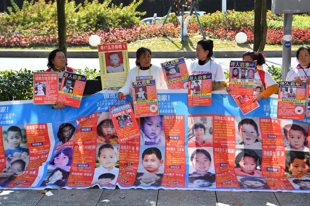 People looking loved ones gather outside the court where Yu Huaying's case was taking place in Guiyang, Chinese child kidnapping case