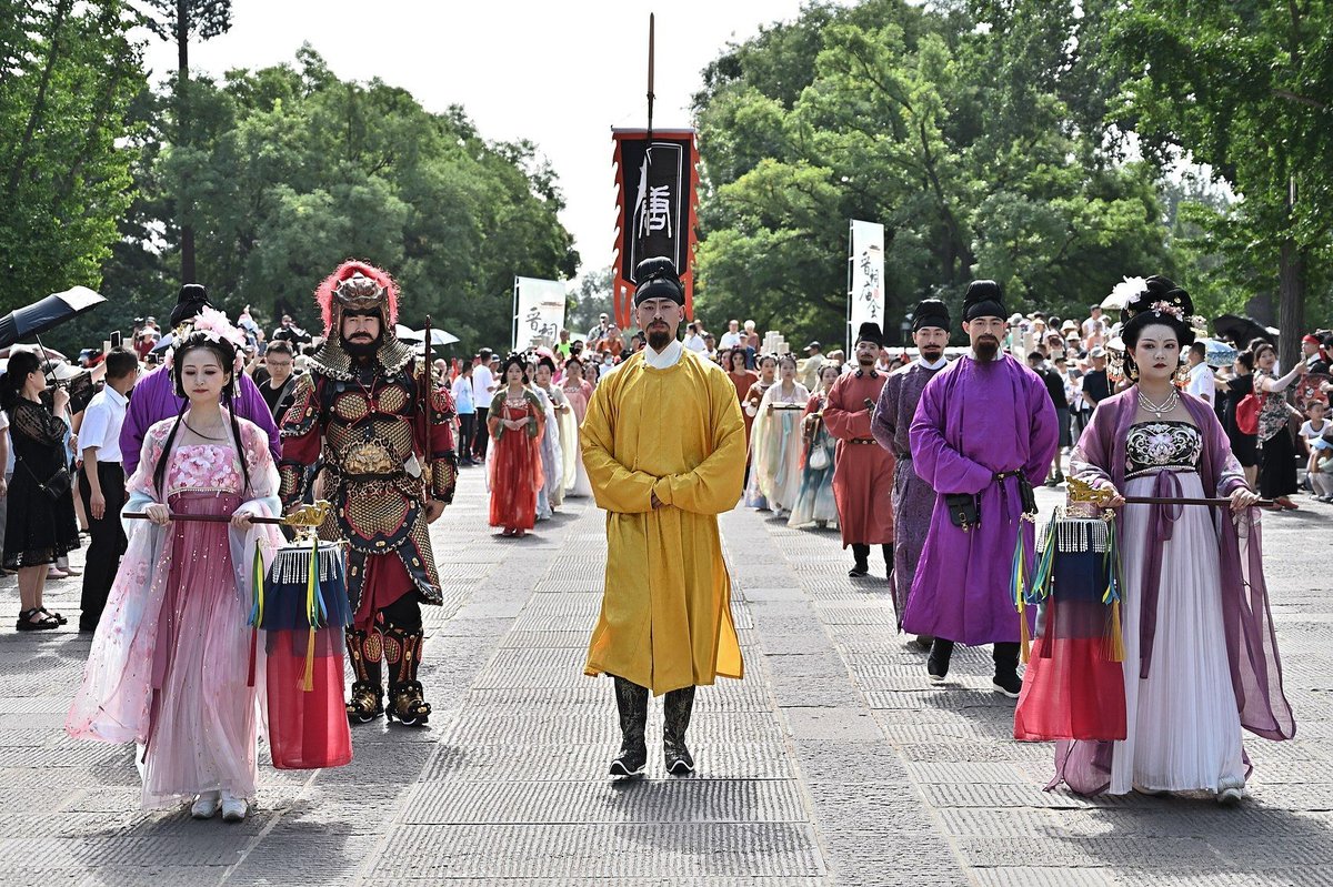 Actors dressed in period costumes reenacted the scene of Emperor Taizong visiting Jinci Temple in Taiyuan, Shanxi, with his officials. Taizong had been based in Taiyuan with his father, Li Yuan.