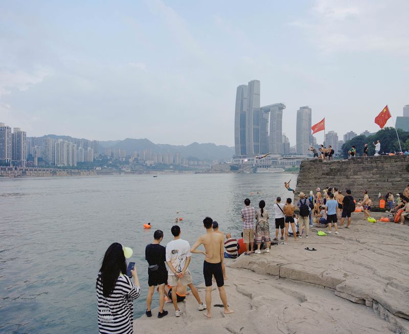 Chongqing ocals diving at Sandong Bridge