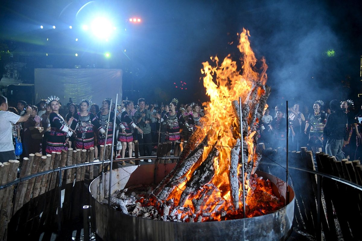 Both the Li and Miao ethnic groups celebrate Sanyuesan in Hainan. An event in Wuzhishan, located in the island’s central region, attracted over 10,000 people.