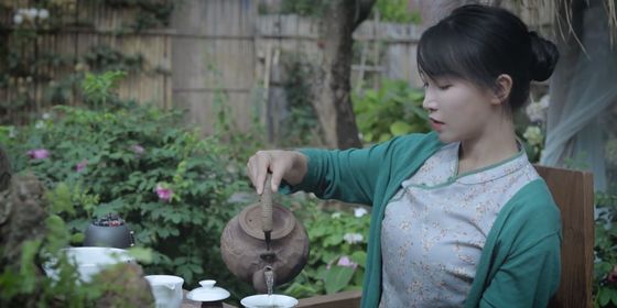 Li Ziqi pouring tea