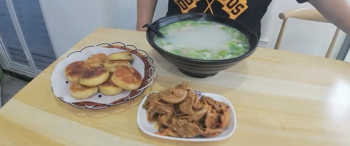 Tieling huoshao are usually served with a side dish of mutton soup