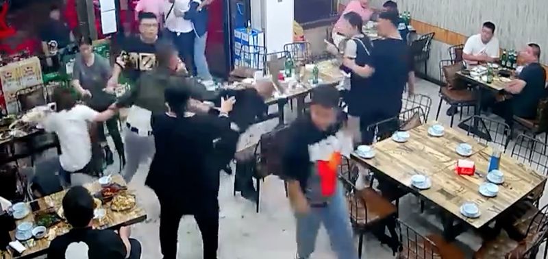A screenshot of the a man assaulting a woman at a Tangshan restaurant