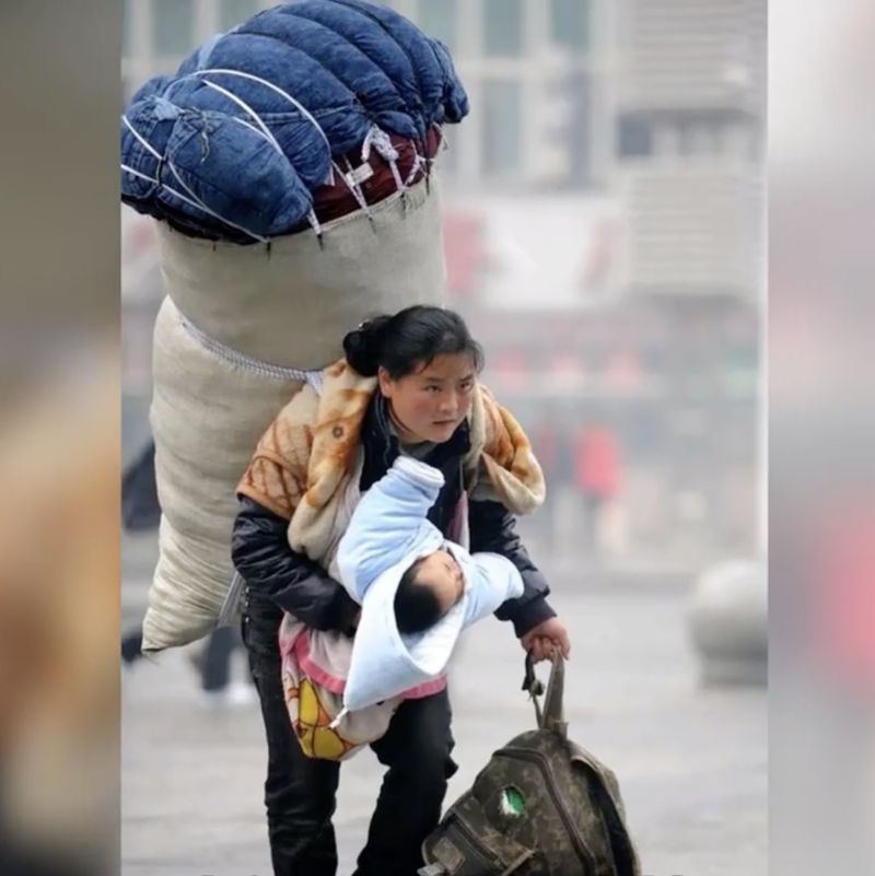 The famous photo of “Chunyun Mother”