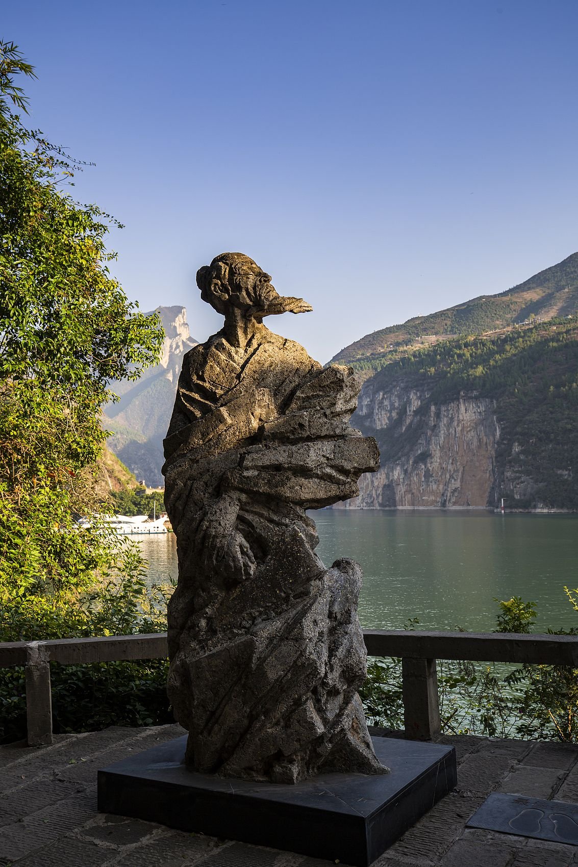 A bronze statue of Du Fu stands at Baidicheng, a mountainous fortress at the western end of the Three Gorges of the Yangtze River