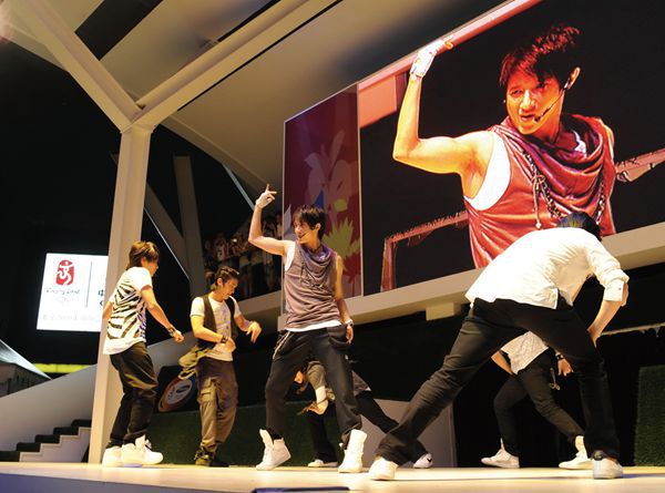 Han Geng, a Chinese artist practicing with his K-pop group. 