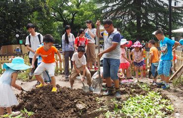 上海-百草园-以儿童为代表的居民正在积极参与花园种植