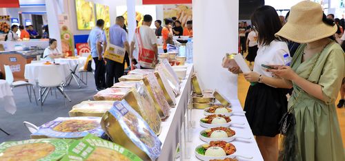 Shanghai pre-made food exhibit attendees trying food