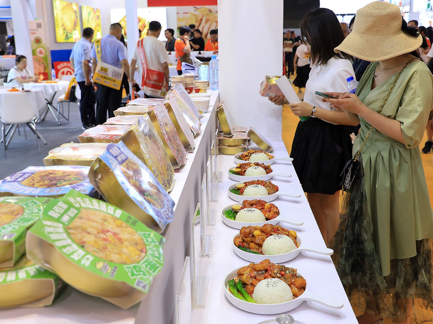 Shanghai pre-made food exhibit attendees trying food