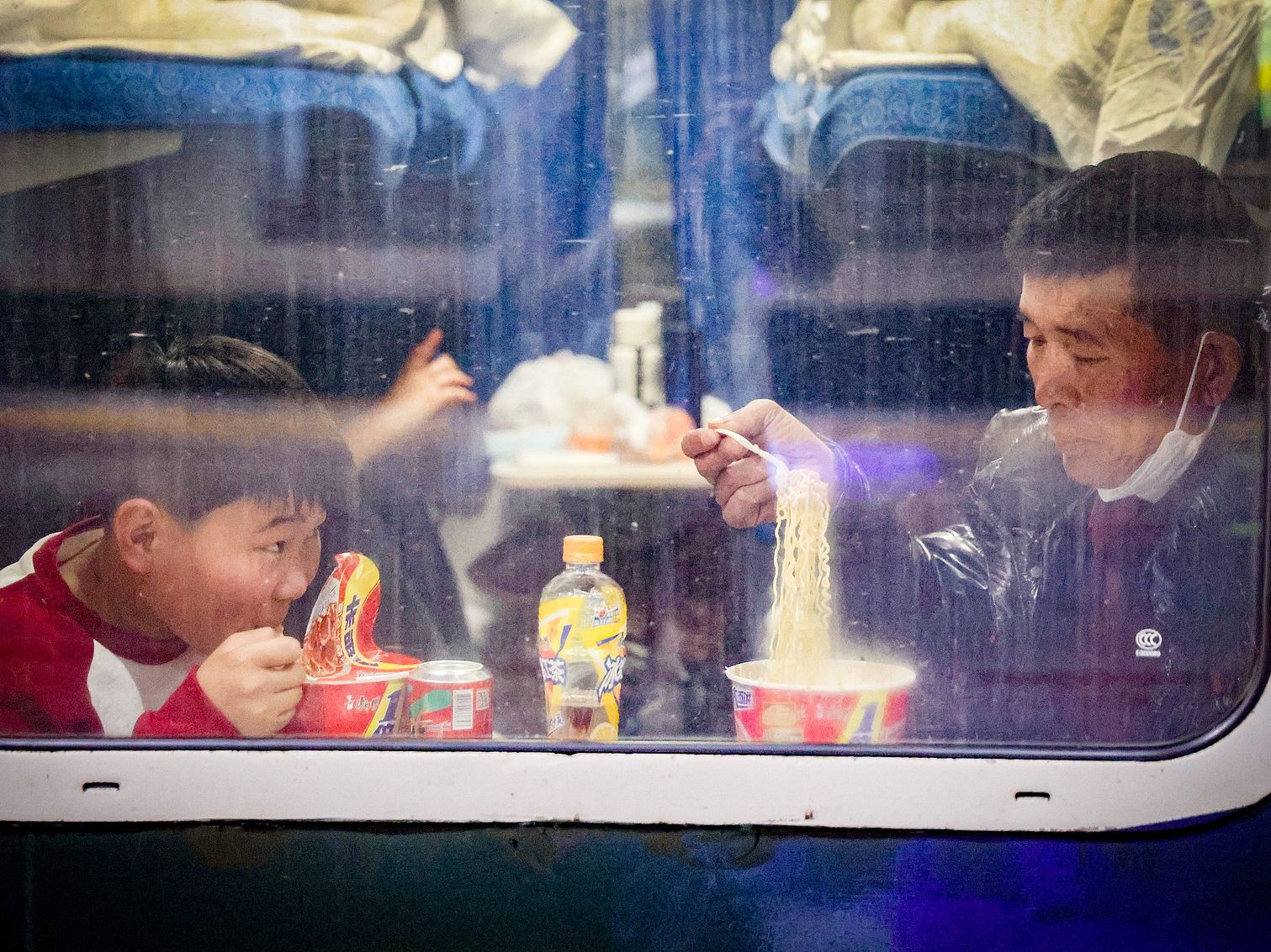 Spring Festival 2025_travelers eating instant noodles train_VCG111542124462