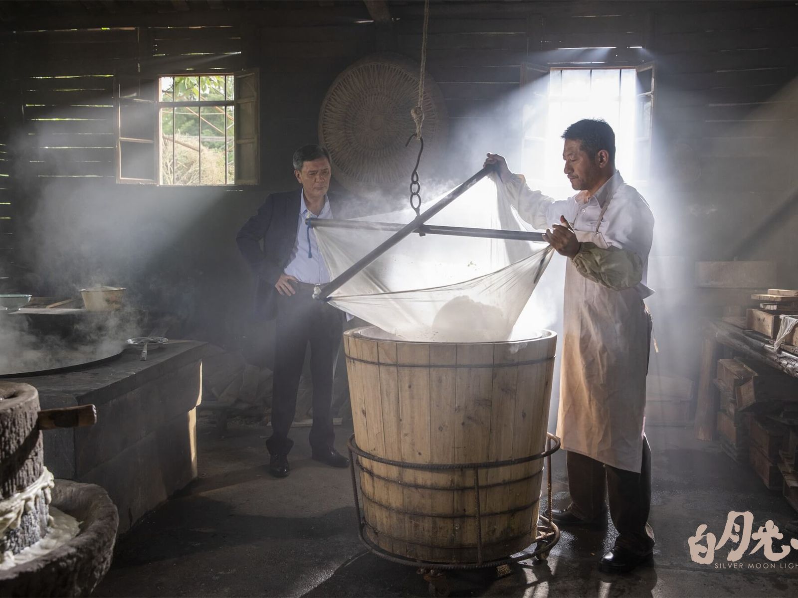 Still from 2022 movie Silver Moon Light (白月光下)