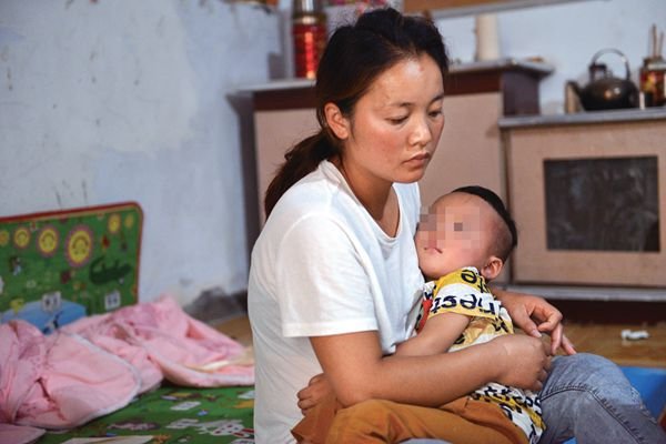 A Chinese mother feeling down after being harassed online and experiencing cyberbullying.