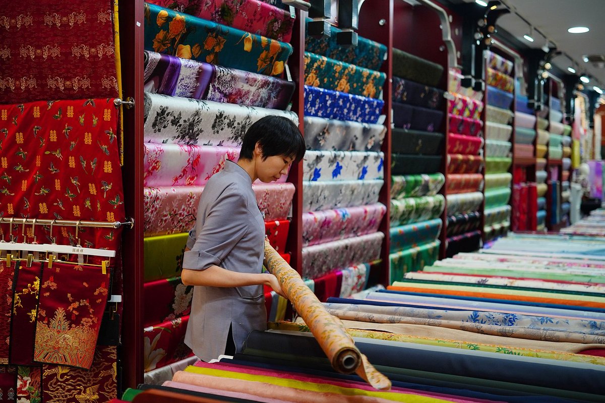 Consumers can choose from thousands of fabrics for a tailor-made qipao at the Refosian store, qipao female symbol China