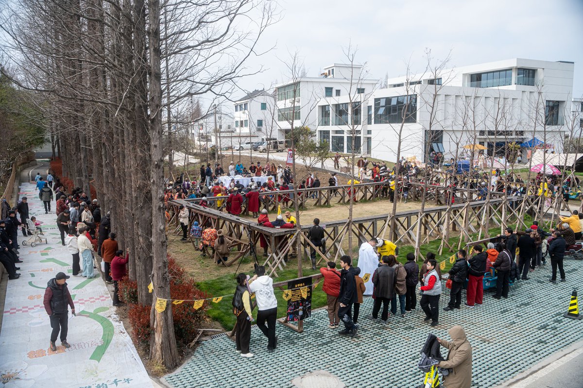 The local government of Tongxiang strongly supports the development of buhurt. The white building in the background is a buhurt training base currently under construction.
