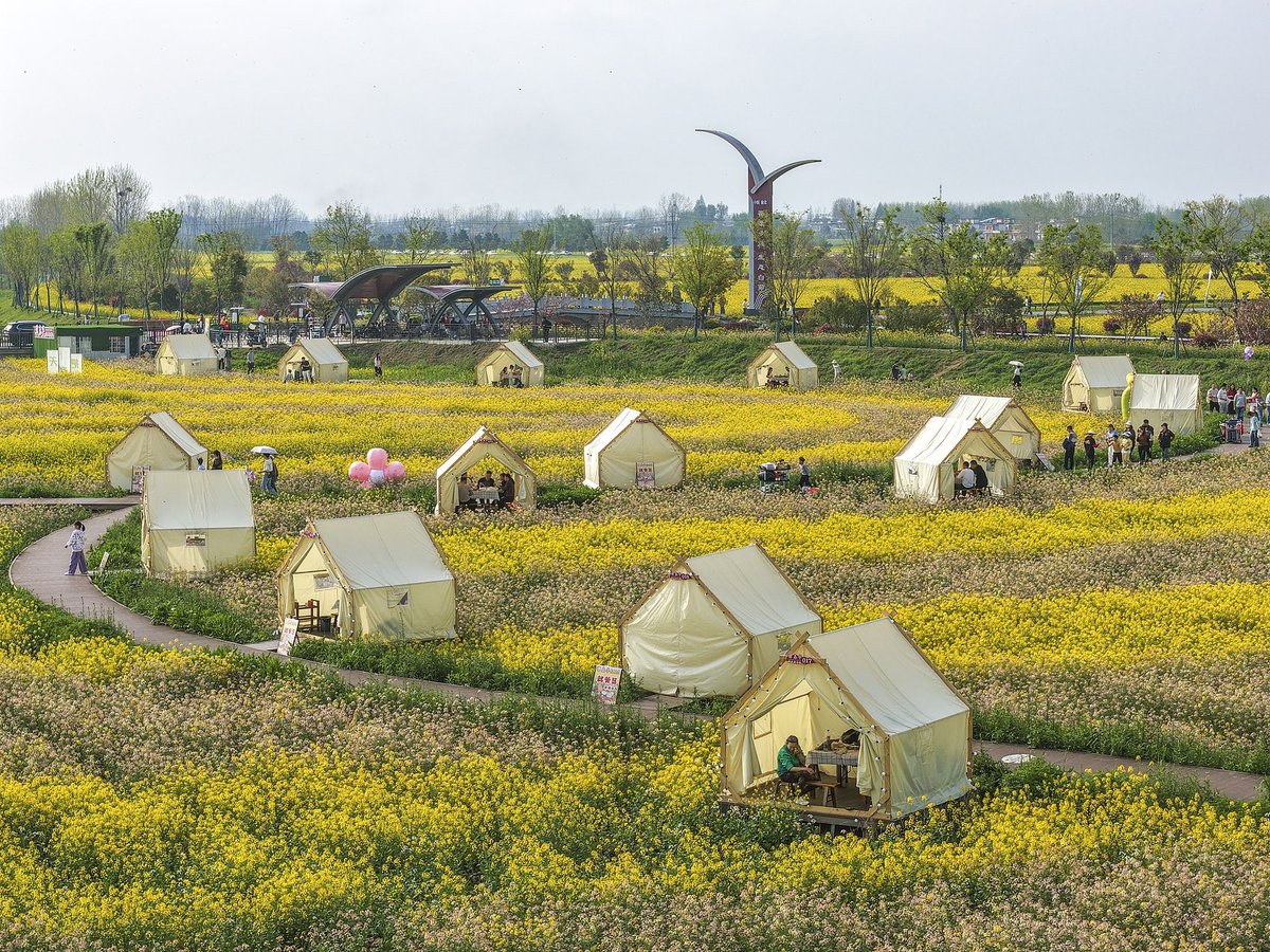 visitors enjoy both hotpot and pastoral scenery in Anhui