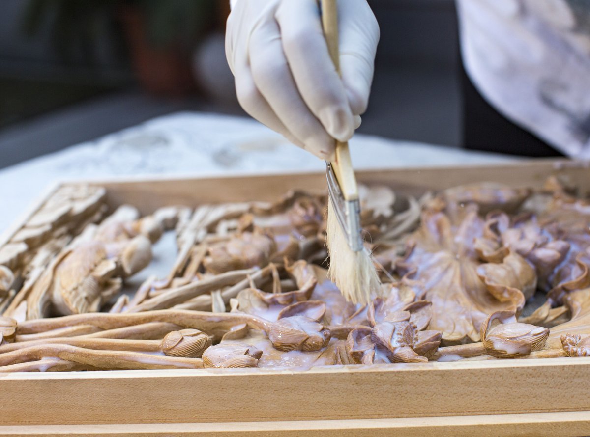 Traditional Dongyang wood carving is decorative, with a light, natural color. It doesn’t use dark paint, letting the wood’s natural grain show, Chinese intangible cultural heritage