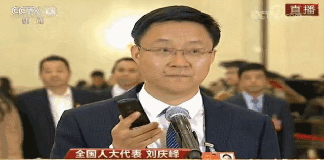 iFlytek CEO shows off automatic translator (ifeng)