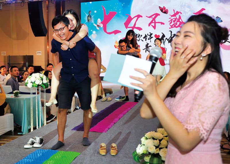 An ice-breaker game at a dating event in Nanjing