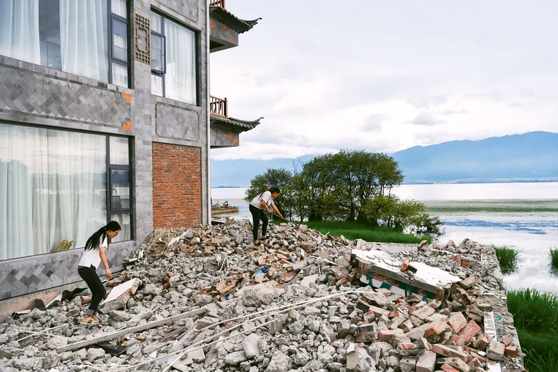 Guesthouses and restaurants around Dali’s Erhai Lake were forced to close by officials concerned about pollution in the lake