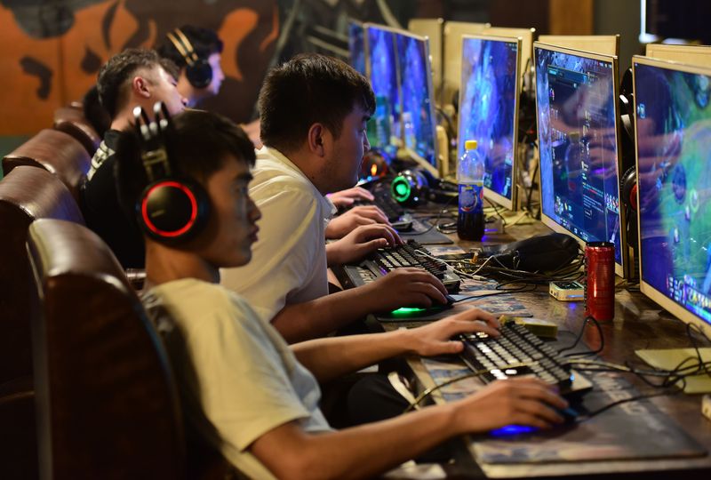 Customers playing online games at an internet cafe in Anhui 2018 (VCG)