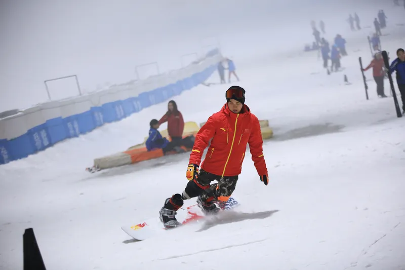 Zhou Xintao, a former member of the national para-snowboarding team, could reach a speed of over 70 km/h
