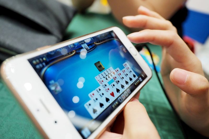 Many young professionals resort to online guandan games, mobile card games