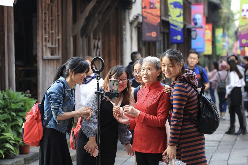 Senior citizens are one of the fastest-growing demographics of internet users in China today (VCG)