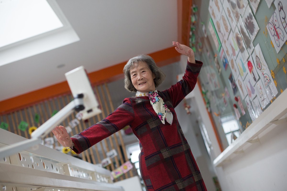 A 80-year-old grandma surnamed Hu from Jiaxing, Zhejiang recording her square dancing