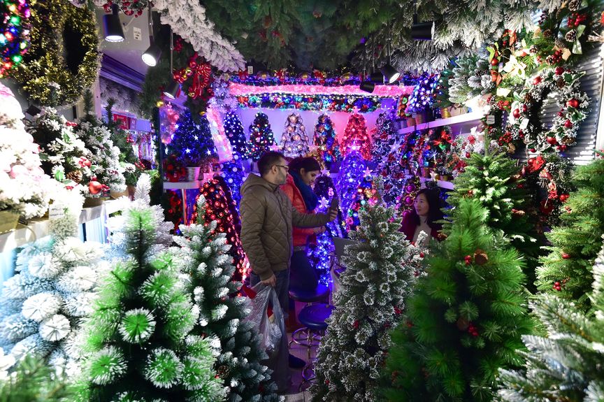Foreign traders visit Christmas market in Yiwu, China