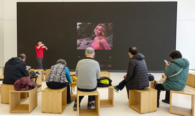Seniors taking a photo editing lesson at an Apple store (VCG)