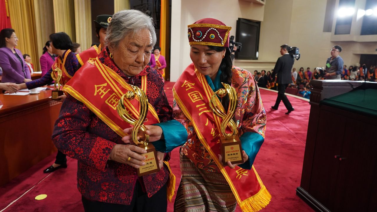 Since 1960, the government-affiliated All-China Women’s Federation (ACWF) has awarded the Bearer of the Red Banner (三八红旗手) award to 10 outstanding Chinese women each March 8 (VCG)