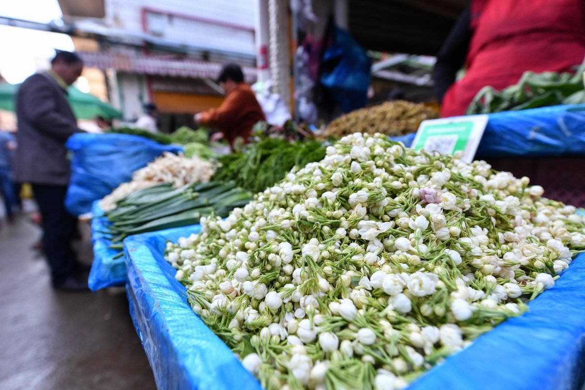 Birchleaf pear flowers are popular food in Yunnan in spring