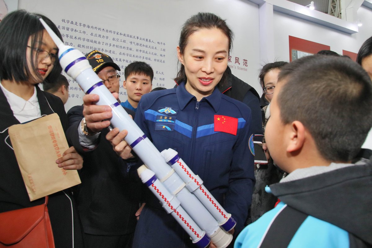 Wang Yaping engaging with Chinese students