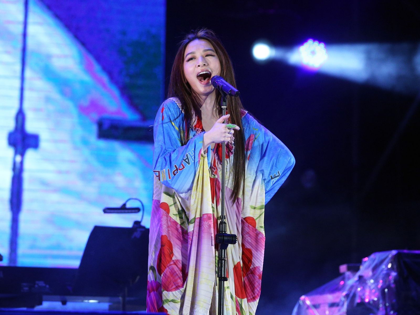 Hebei Tien performing