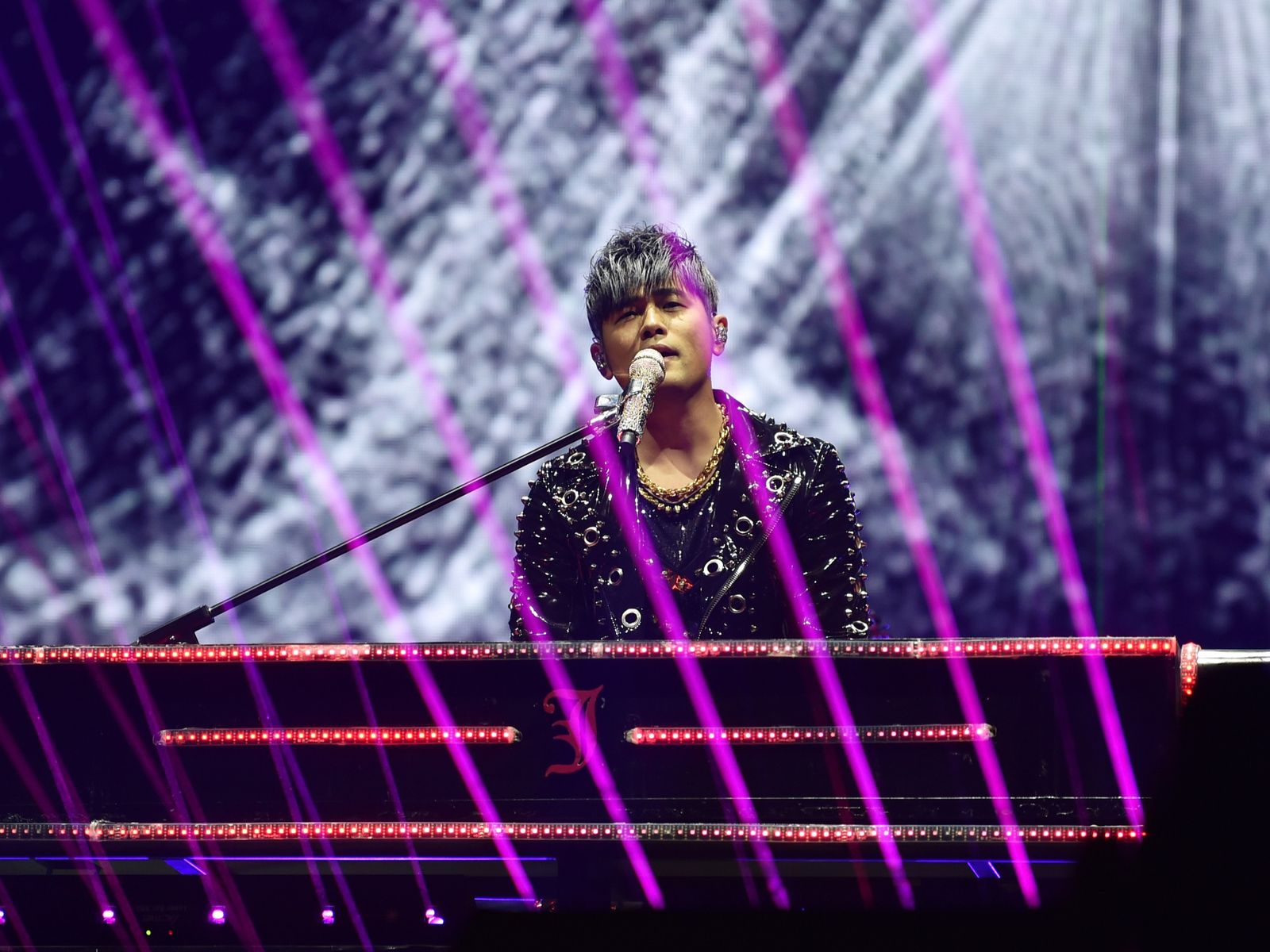 Jay Chou performing