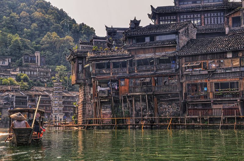 Tourists usually flock to Fenghuang Ancient Town, half an hour's drive from Huangsiqiao
