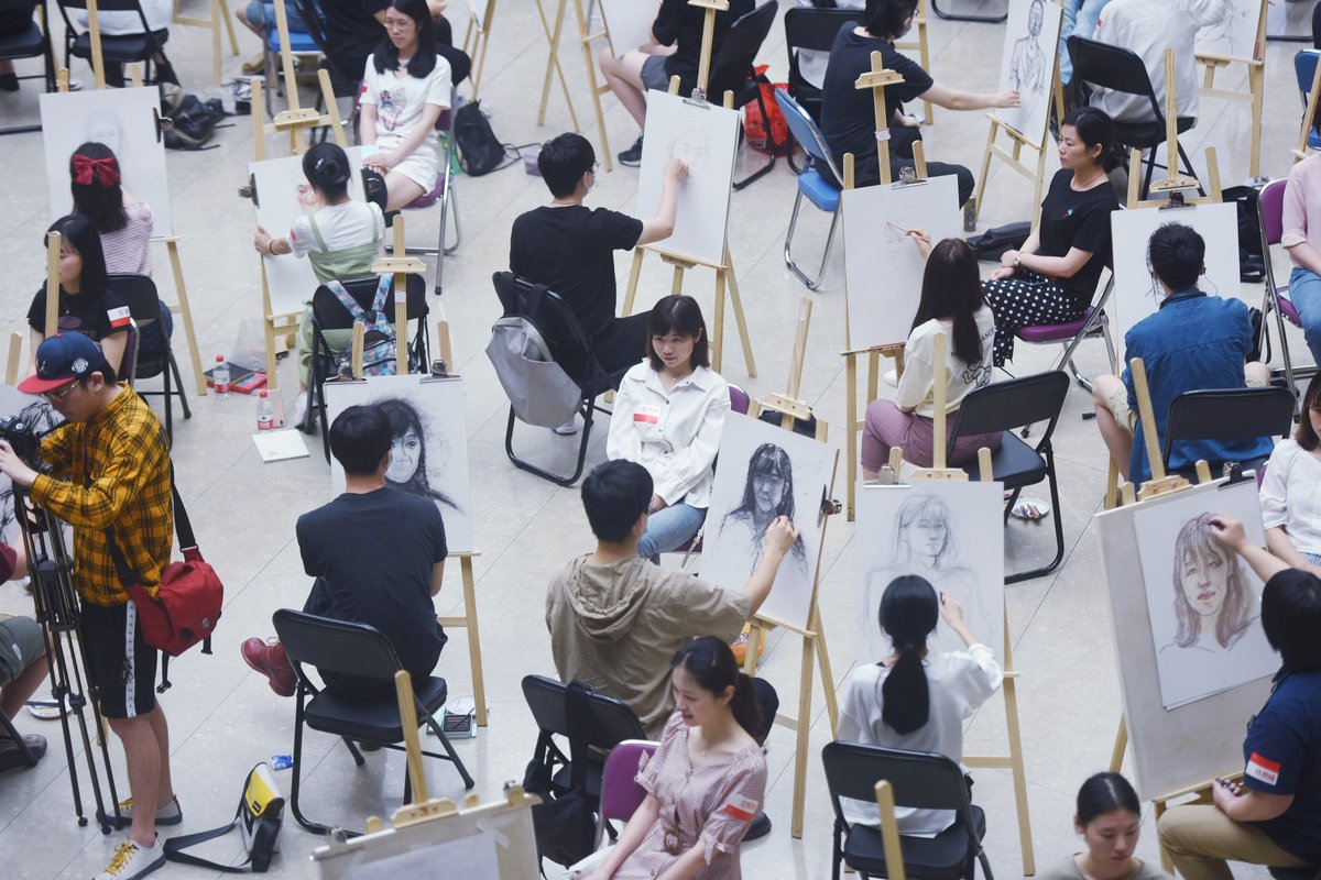 Art students making portraits of medical workers who assisted in the Covid-19 pandemic