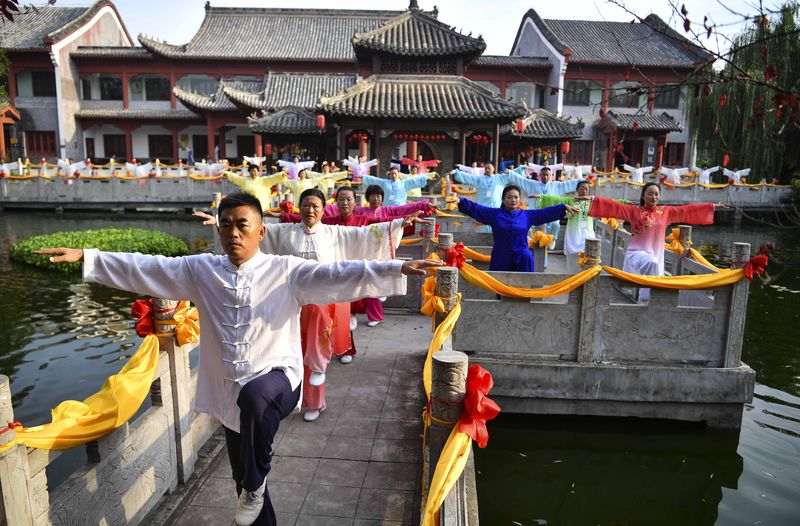 A group of fitness enthusiasts were performing Wuqinxi in Anhui in honor of Hua Tuo