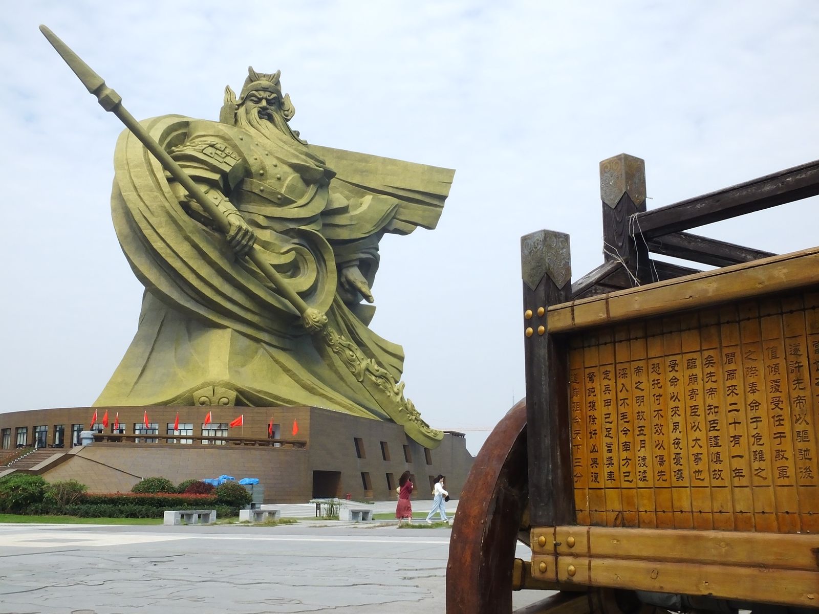 Guan Yu statue