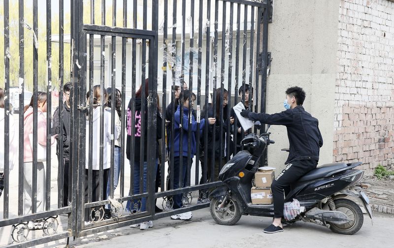 Students waiting for a delivery at Siyuan College in Xi’an (VCG)