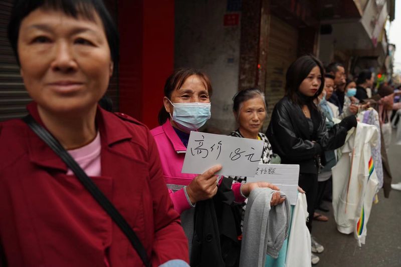 Faced with more vacant positions than applicants, garment factory owners in Guangdong province went out onto the streets to recruit workers after the Lunar New Year of 2021.