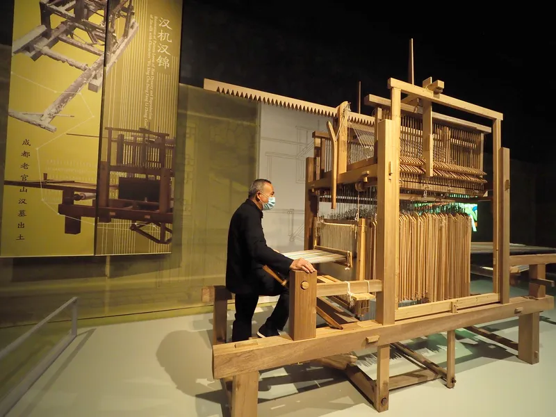 A model of a Han dynasty weaving machine at the Capital Museum in Beijing (VCG)