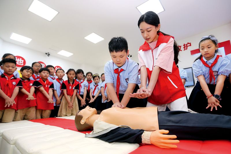 “Life education” courses in elementary schools mainly focus on safety and health contents, as with this lesson on CPR