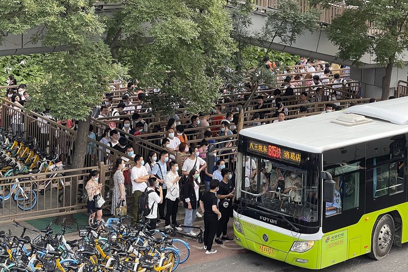 Commuters in Yanjiao line up to board express buses into Beijing in the morning