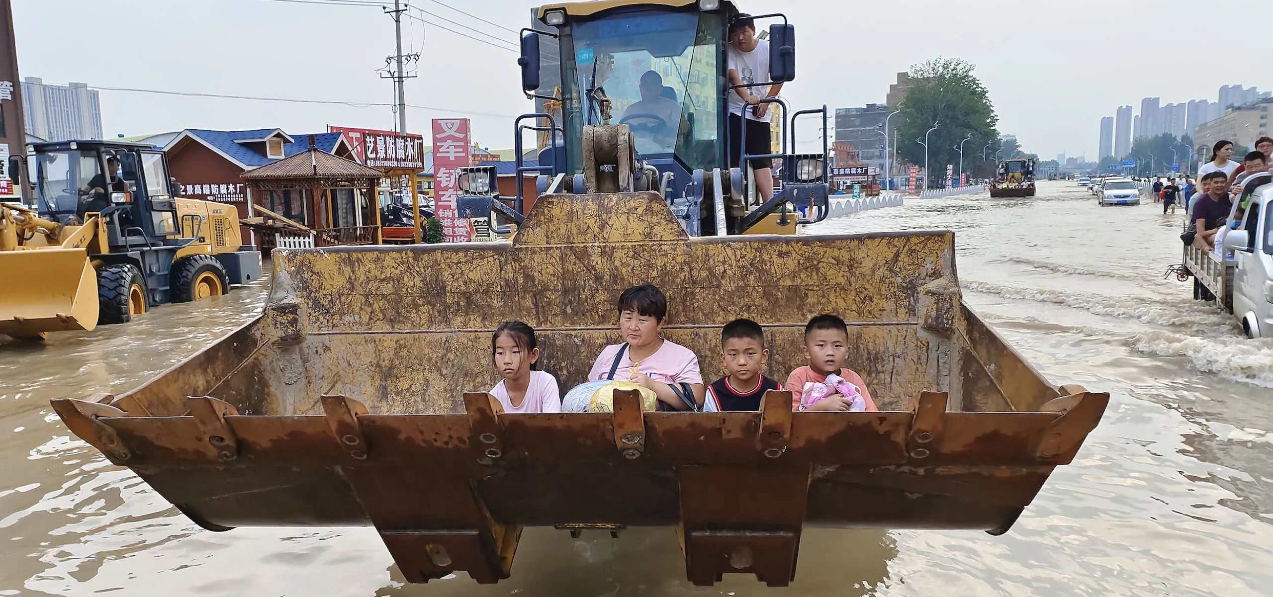 Zhengzhou tractor rescuing residents