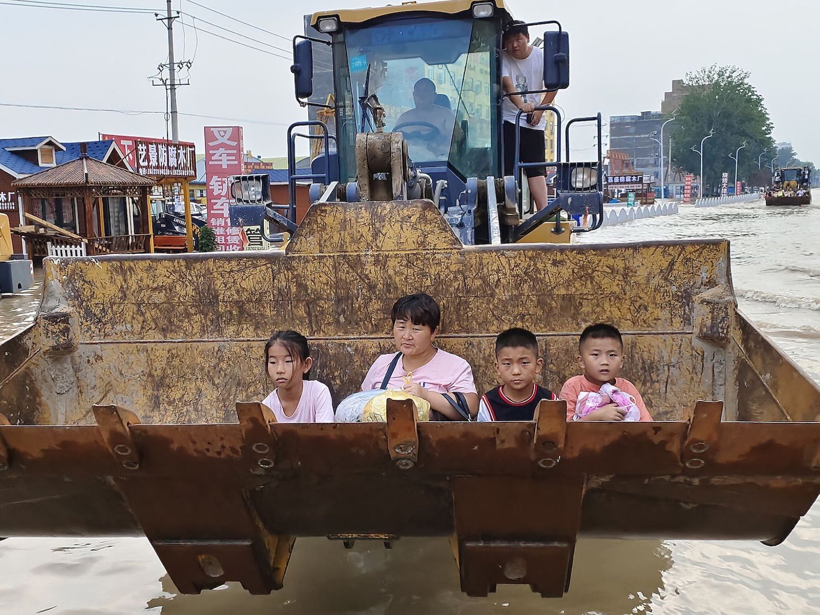 Zhengzhou tractor rescuing residents