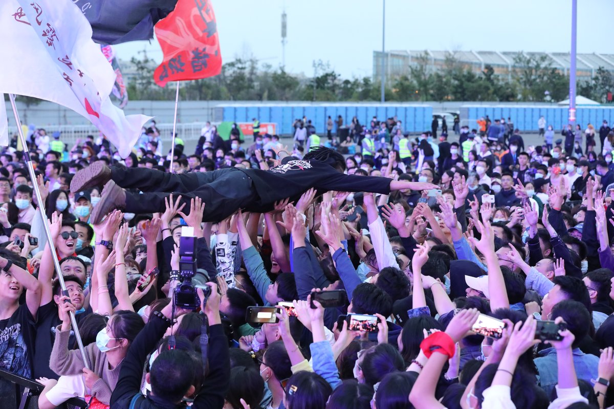 Music fans at The Youth Music Festival in Dongyi, Shandong province (VCG)