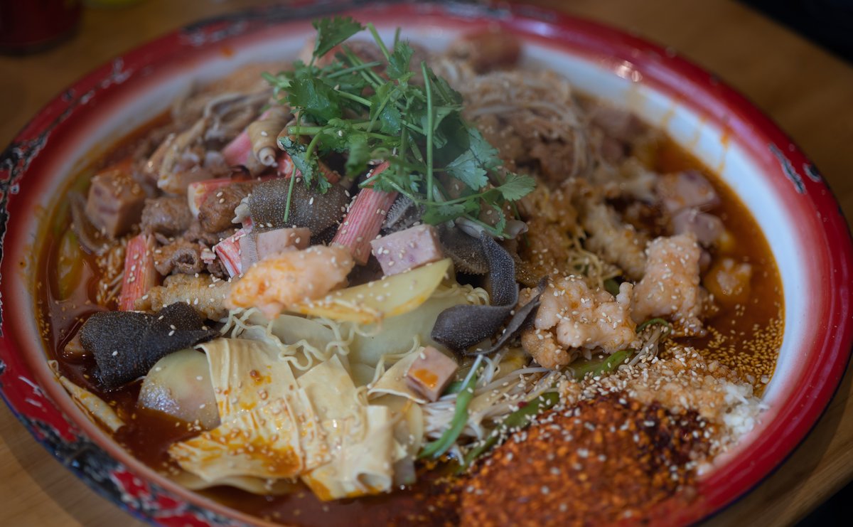 Malatang served without soup on a large plate, known as “malatang in a plate,” is a new variety from Sichuan that has grown popular over the past few years