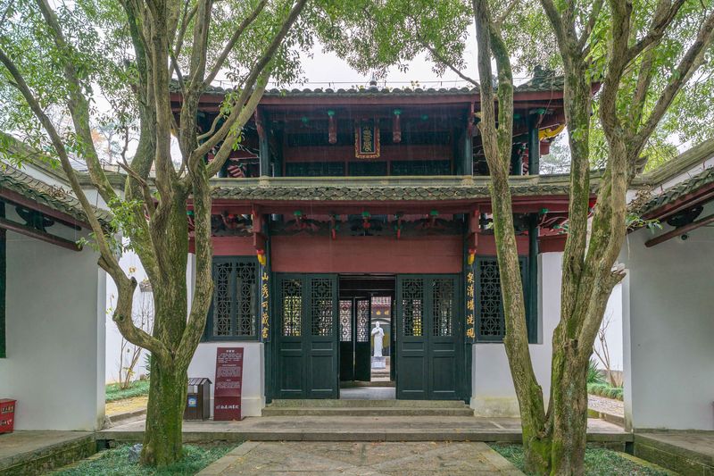 An entrance to White Deer Cave Academy in Jiangxi