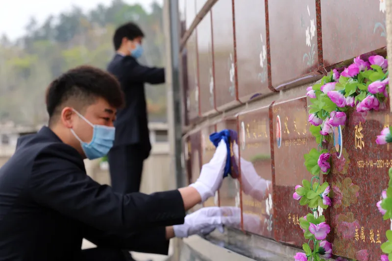 Funeral home workers in Nanjing cleans cremation plaques during the Qingming “Tomb-Sweeping” Festival